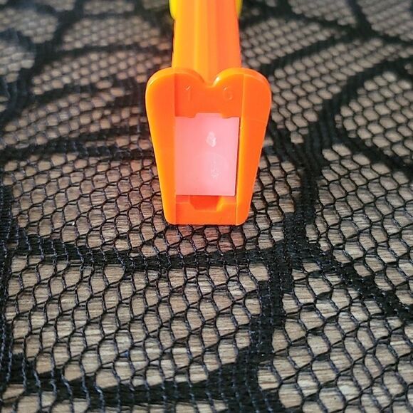 Lisa Simpson PEZ Dispenser - Picture 2 of 11